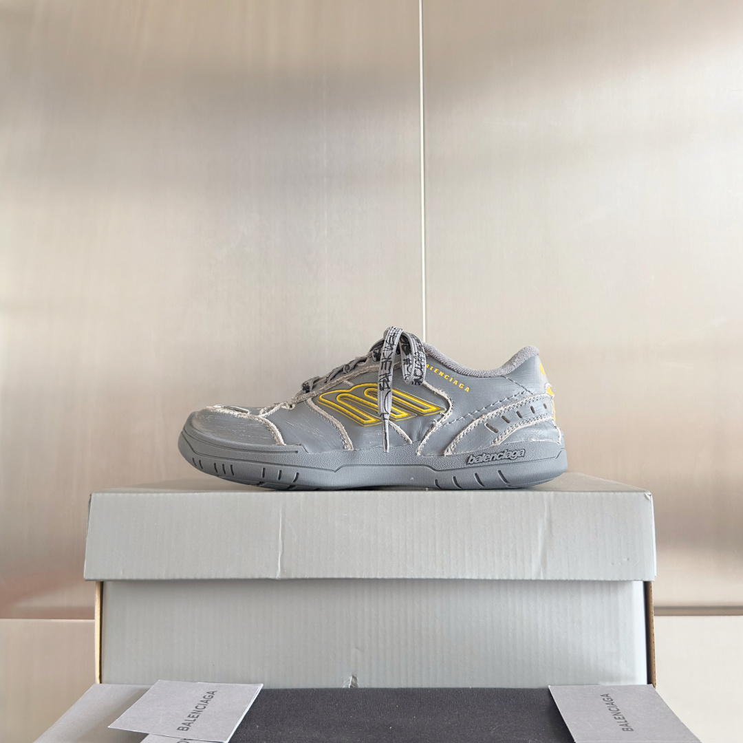 Balenciaga巴黎世家 最新Hamptons系列 情侣款 破损 做旧 休闲 运动鞋
原版购入开