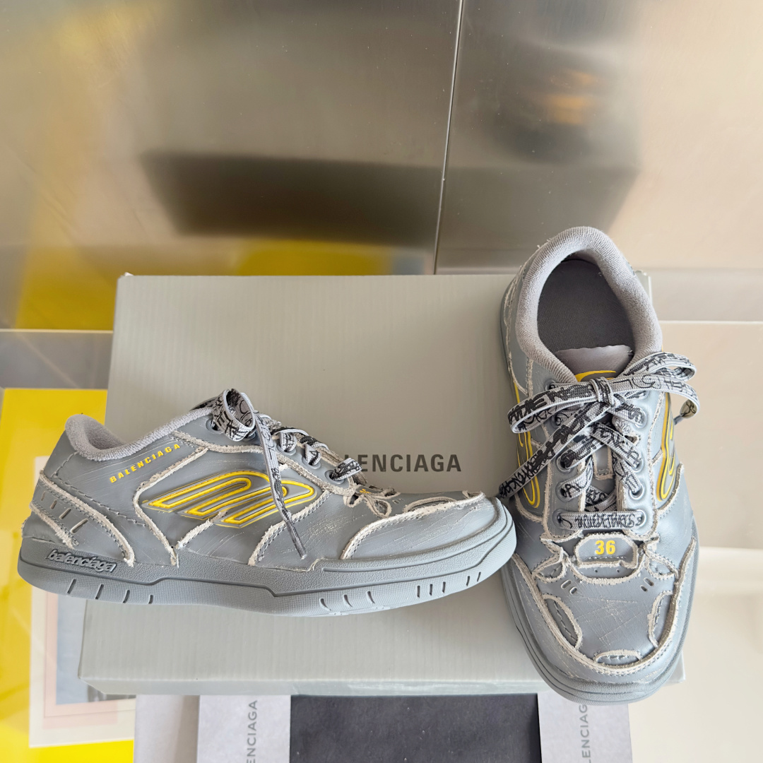 Balenciaga巴黎世家 最新Hamptons系列 情侣款 破损 做旧 休闲 运动鞋
原版购入开