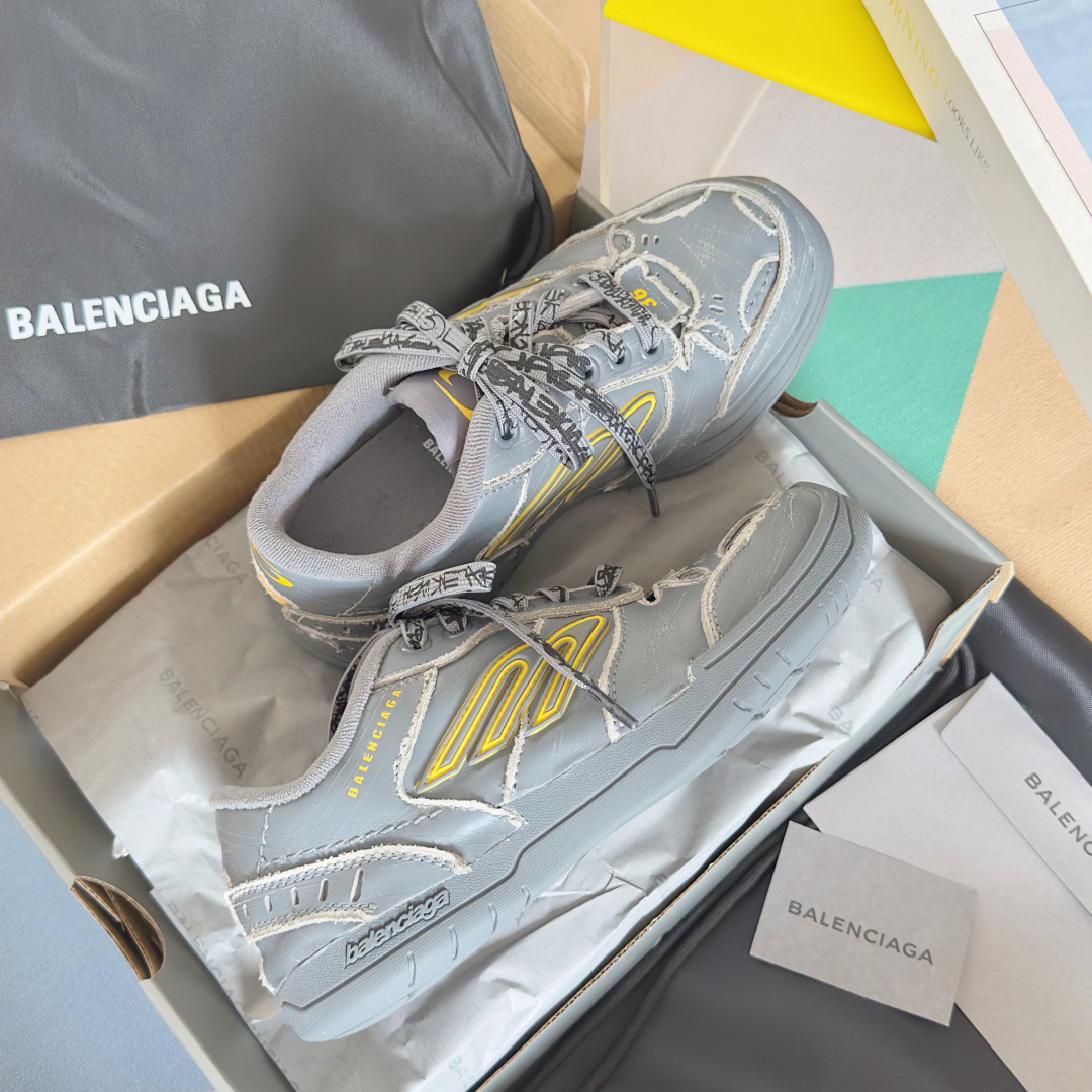 Balenciaga巴黎世家 最新Hamptons系列 情侣款 破损 做旧 休闲 运动鞋
原版购入开