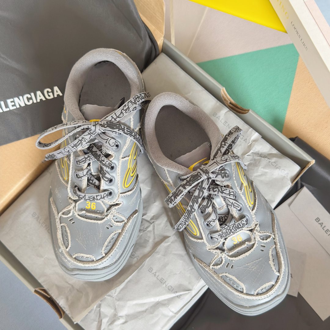 Balenciaga巴黎世家 最新Hamptons系列 情侣款 破损 做旧 休闲 运动鞋
原版购入开