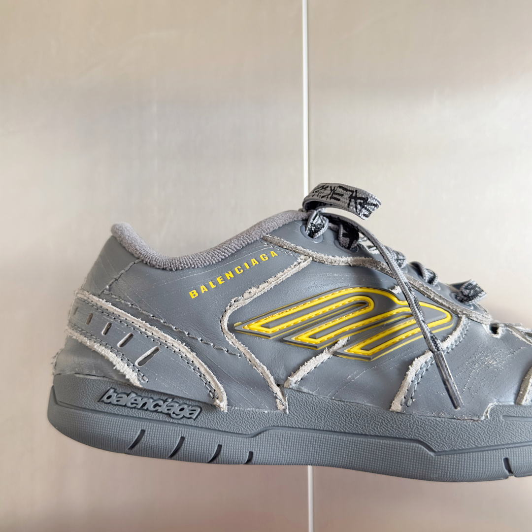 Balenciaga巴黎世家 最新Hamptons系列 情侣款 破损 做旧 休闲 运动鞋
原版购入开