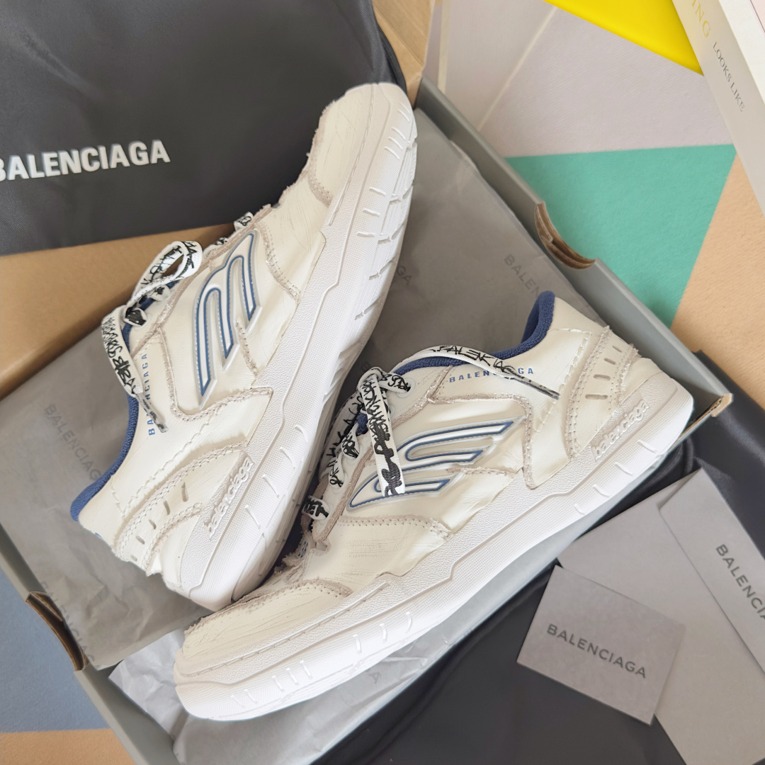 Balenciaga巴黎世家 最新Hamptons系列 情侣款 破损 做旧 休闲 运动鞋
原版购入开