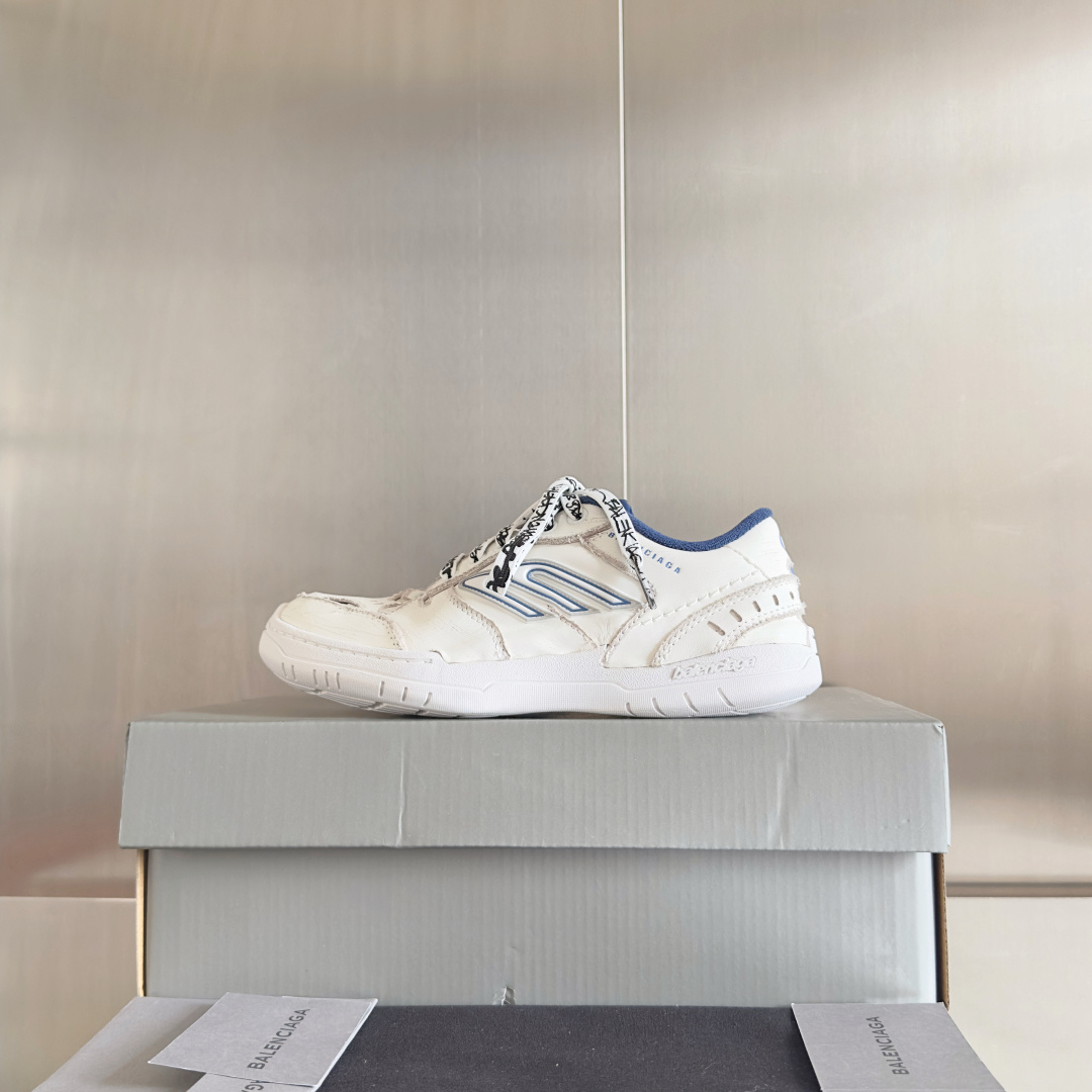 Balenciaga巴黎世家 最新Hamptons系列 情侣款 破损 做旧 休闲 运动鞋
原版购入开