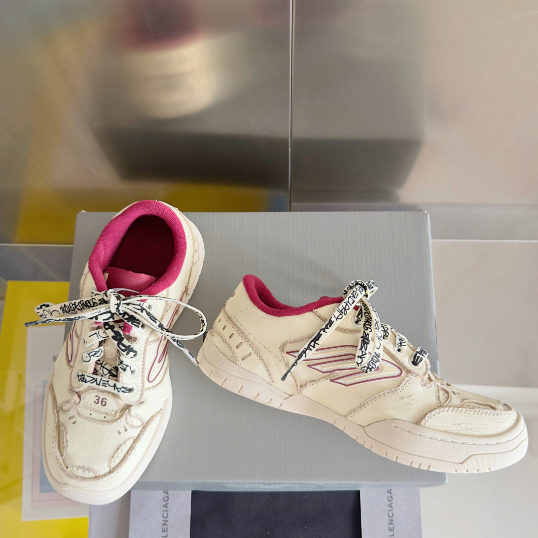  Balenciaga巴黎世家 最新Hamptons系列 情侣款 破损 做旧 休闲 运动鞋 
原版购入开