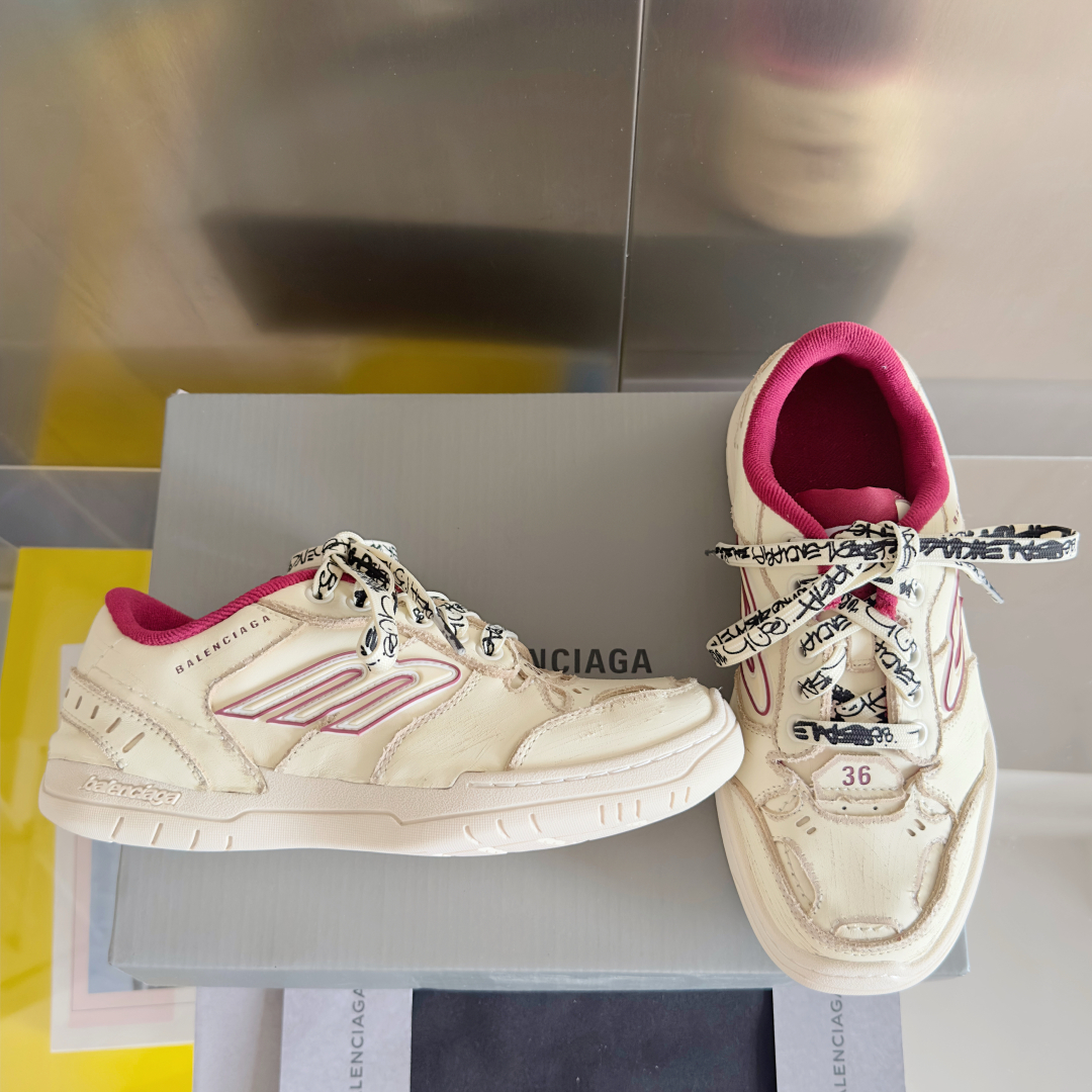  Balenciaga巴黎世家 最新Hamptons系列 情侣款 破损 做旧 休闲 运动鞋 
原版购入开