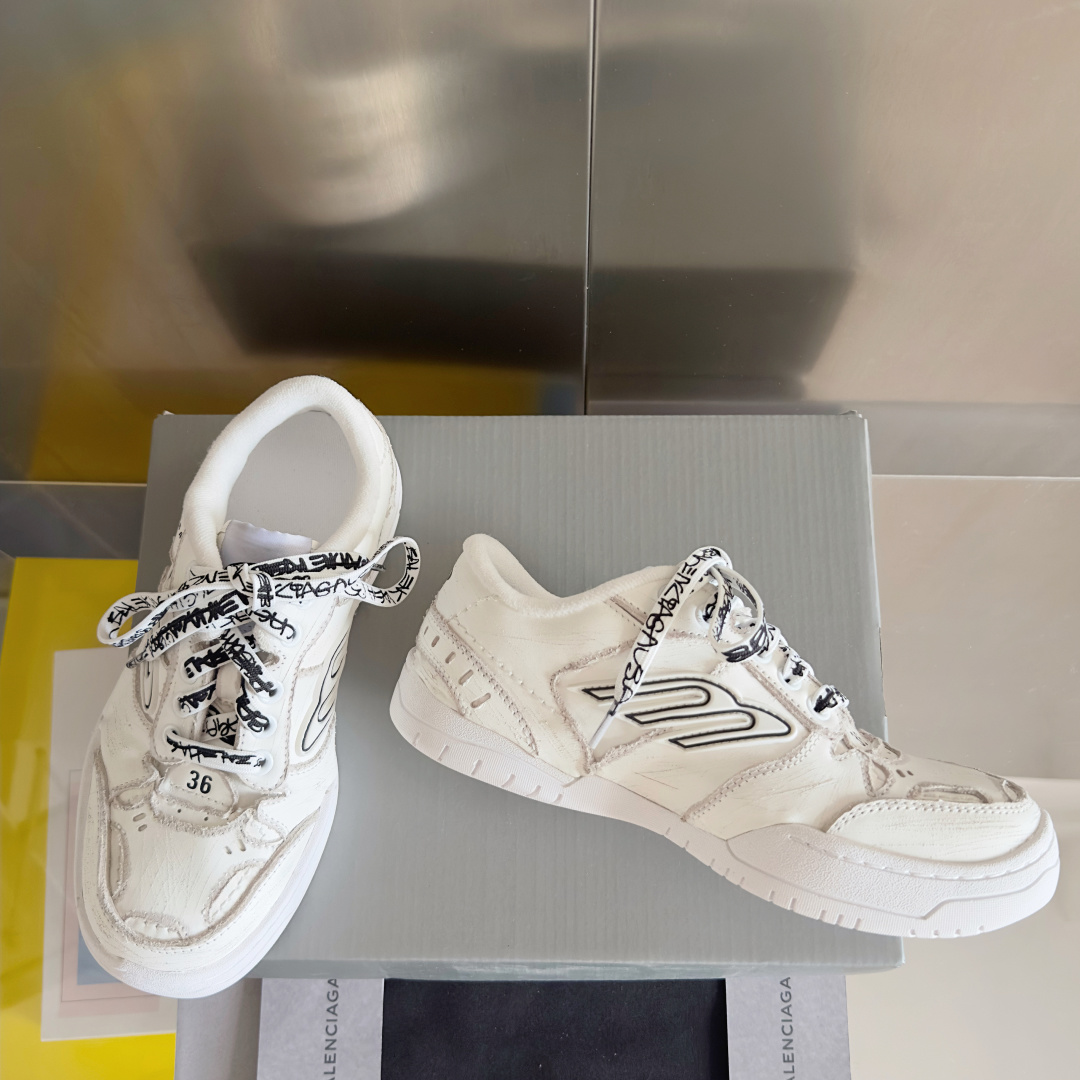 Balenciaga巴黎世家 最新Hamptons系列 情侣款 破损 做旧 休闲 运动鞋
原版购入开