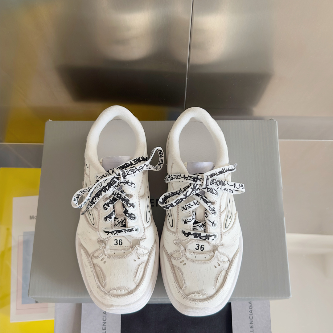 Balenciaga巴黎世家 最新Hamptons系列 情侣款 破损 做旧 休闲 运动鞋
原版购入开