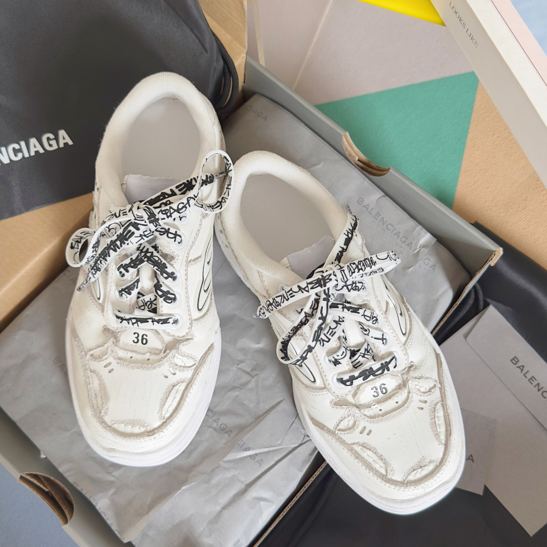 Balenciaga巴黎世家 最新Hamptons系列 情侣款 破损 做旧 休闲 运动鞋
原版购入开