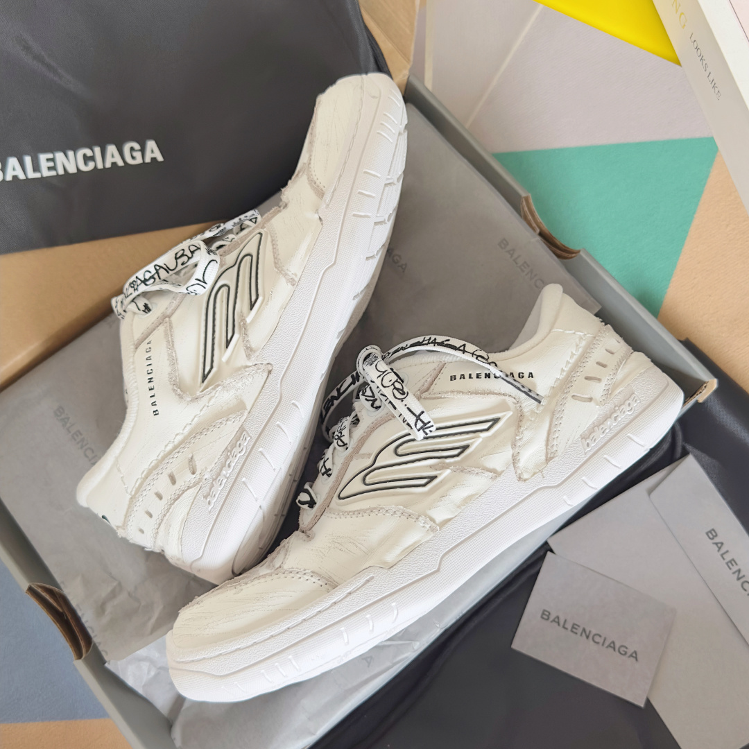 Balenciaga巴黎世家 最新Hamptons系列 情侣款 破损 做旧 休闲 运动鞋
原版购入开