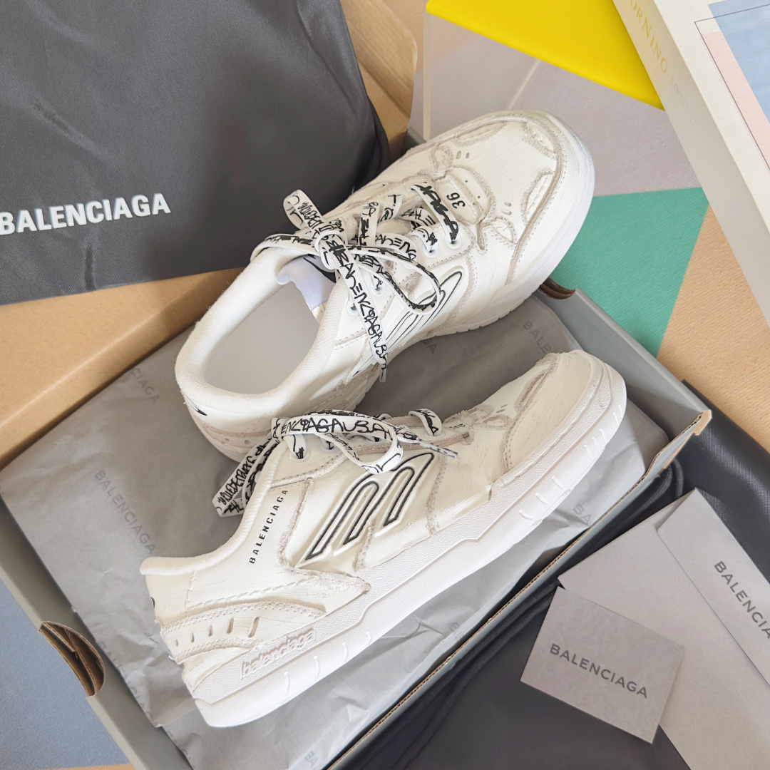 Balenciaga巴黎世家 最新Hamptons系列 情侣款 破损 做旧 休闲 运动鞋
原版购入开
