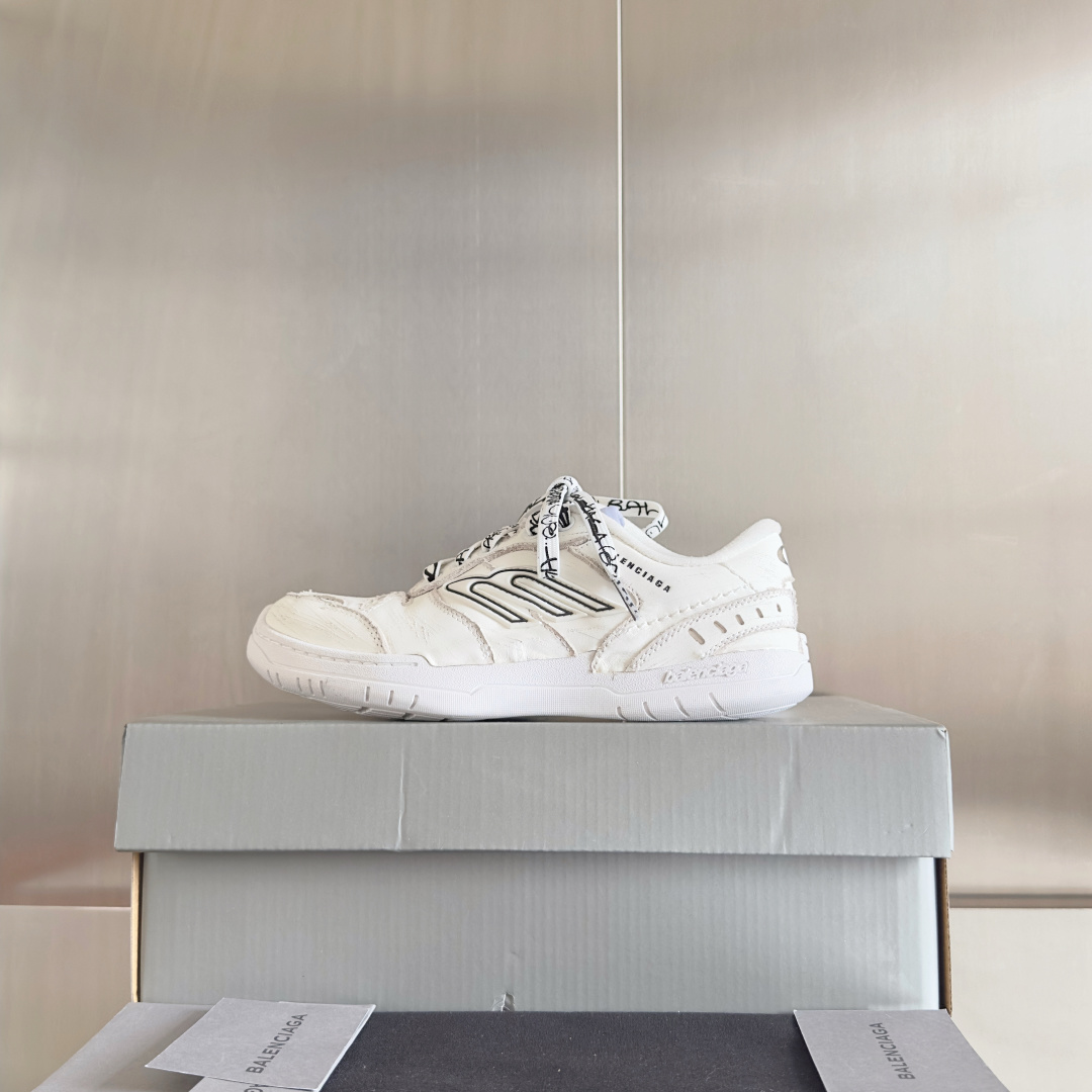 Balenciaga巴黎世家 最新Hamptons系列 情侣款 破损 做旧 休闲 运动鞋
原版购入开