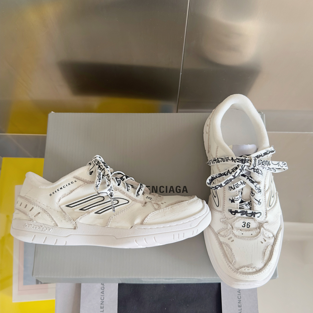 Balenciaga巴黎世家 最新Hamptons系列 情侣款 破损 做旧 休闲 运动鞋
原版购入开
