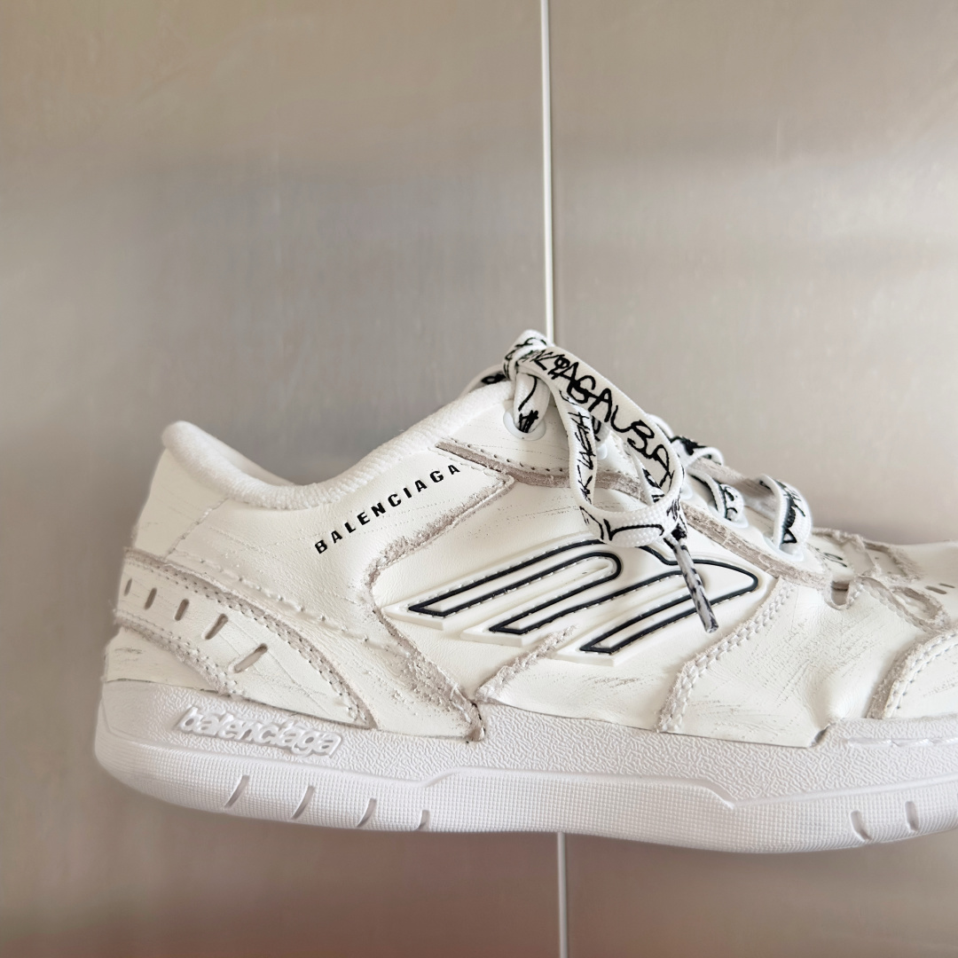 Balenciaga巴黎世家 最新Hamptons系列 情侣款 破损 做旧 休闲 运动鞋
原版购入开