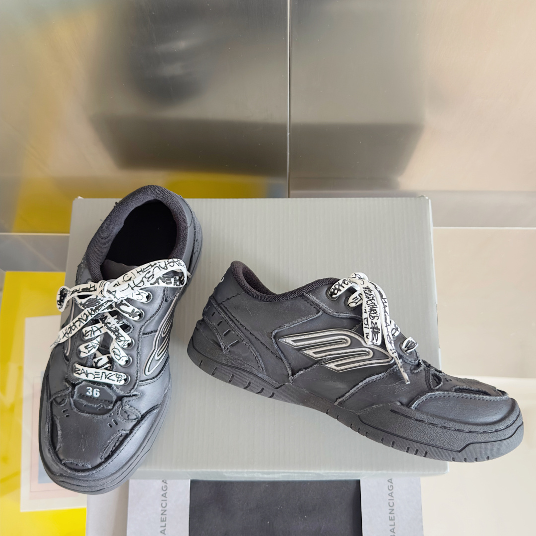 Balenciaga巴黎世家 最新Hamptons系列 情侣款 破损 做旧 休闲 运动鞋
原版购入开