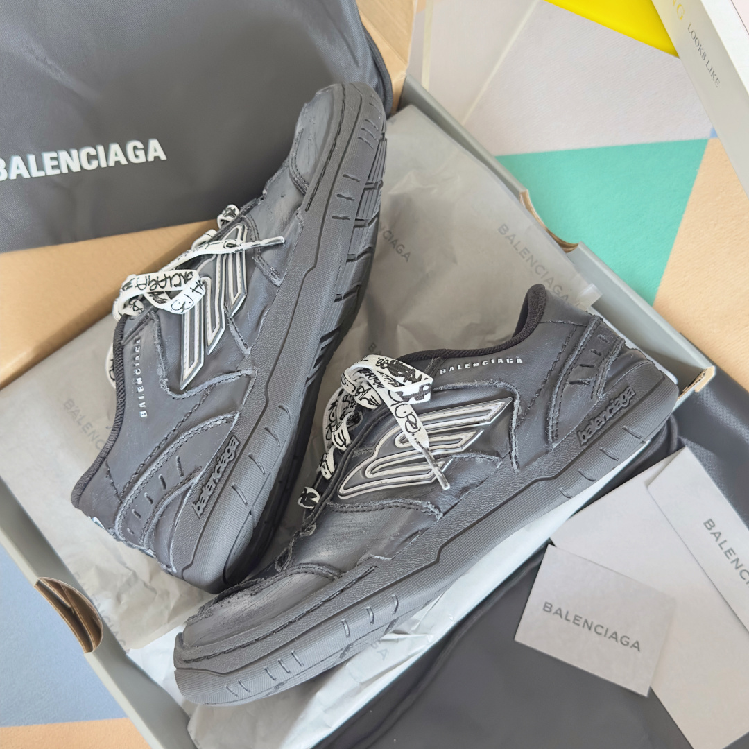 Balenciaga巴黎世家 最新Hamptons系列 情侣款 破损 做旧 休闲 运动鞋
原版购入开