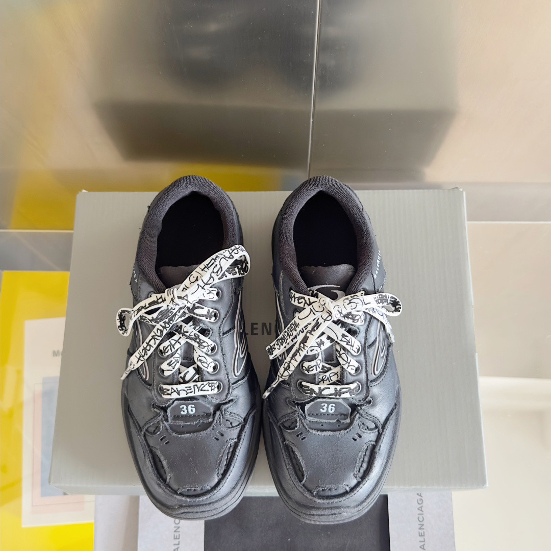 Balenciaga巴黎世家 最新Hamptons系列 情侣款 破损 做旧 休闲 运动鞋
原版购入开