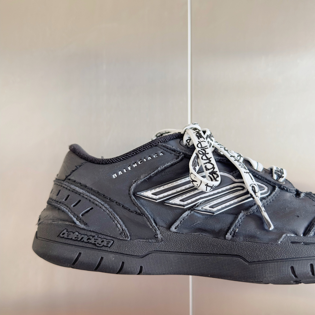 Balenciaga巴黎世家 最新Hamptons系列 情侣款 破损 做旧 休闲 运动鞋
原版购入开