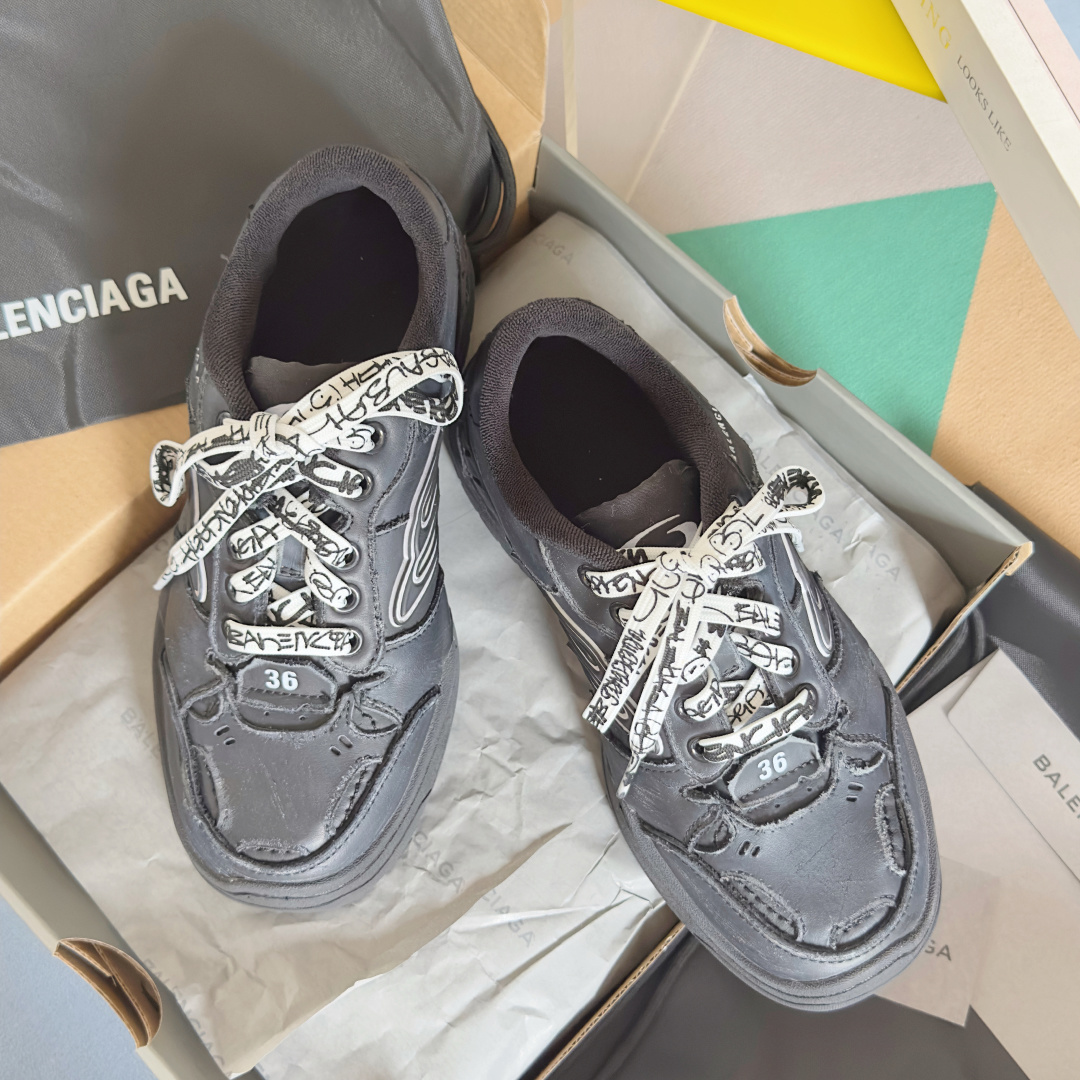 Balenciaga巴黎世家 最新Hamptons系列 情侣款 破损 做旧 休闲 运动鞋
原版购入开