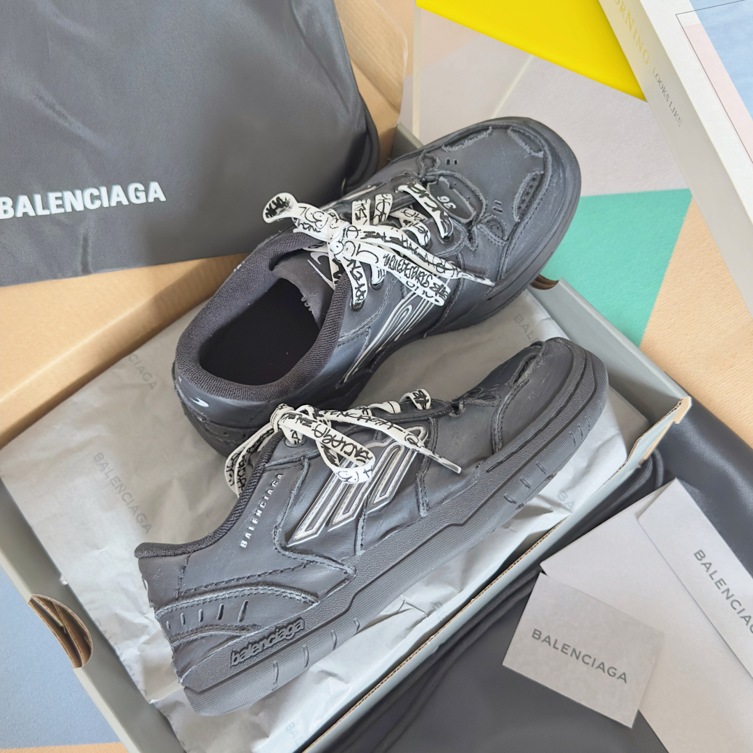 Balenciaga巴黎世家 最新Hamptons系列 情侣款 破损 做旧 休闲 运动鞋
原版购入开