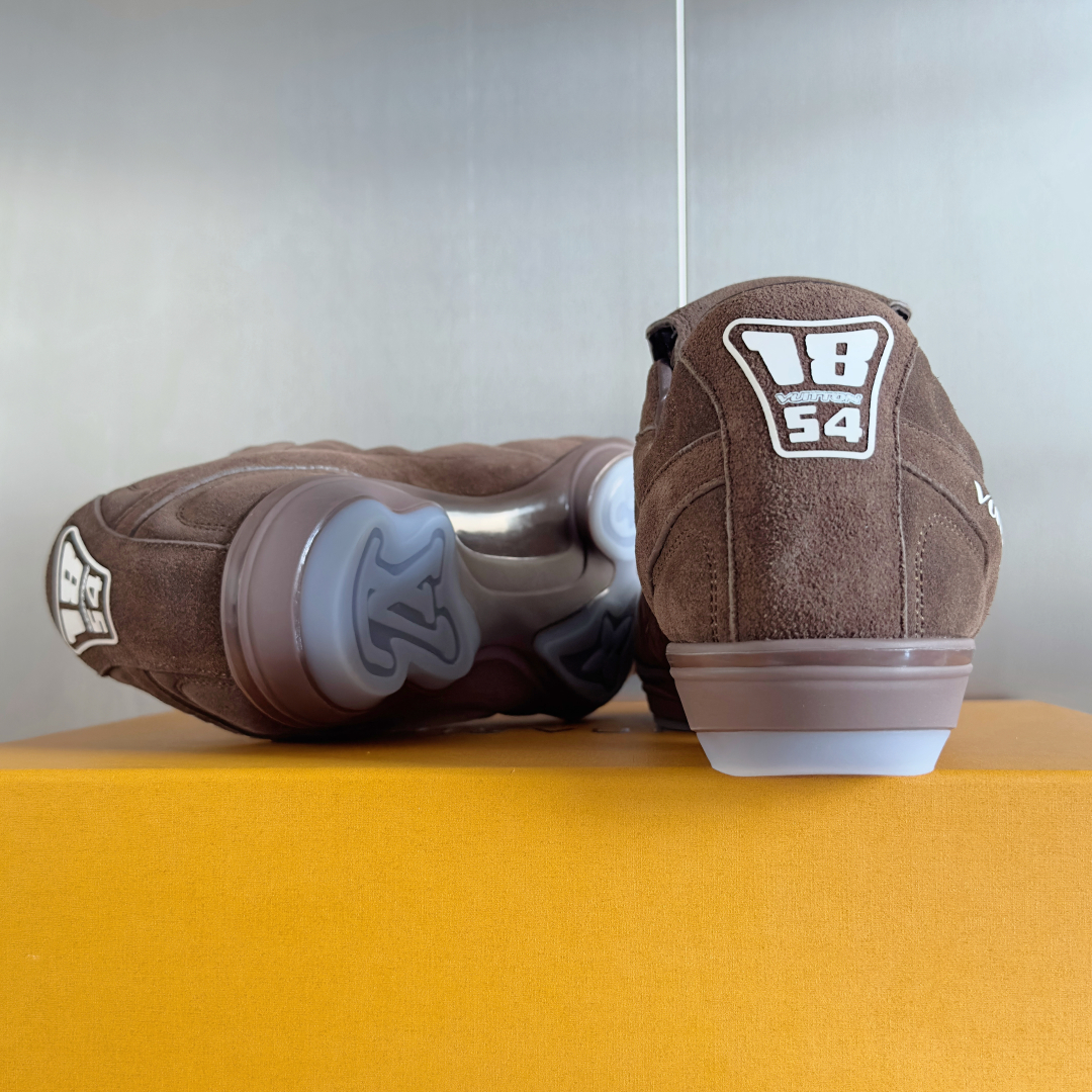 顶级版本：情侣款
LV路易威登L家 驴牌 最新Footprint系列 情侣款 足球运动鞋 休闲 跑鞋
原