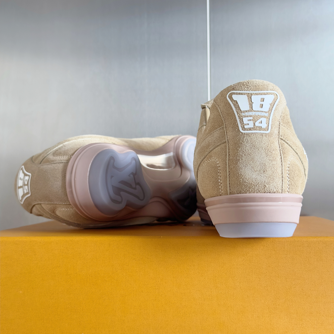顶级版本：情侣款
LV路易威登L家 驴牌 最新Footprint系列 情侣款 足球运动鞋 休闲 跑鞋
原