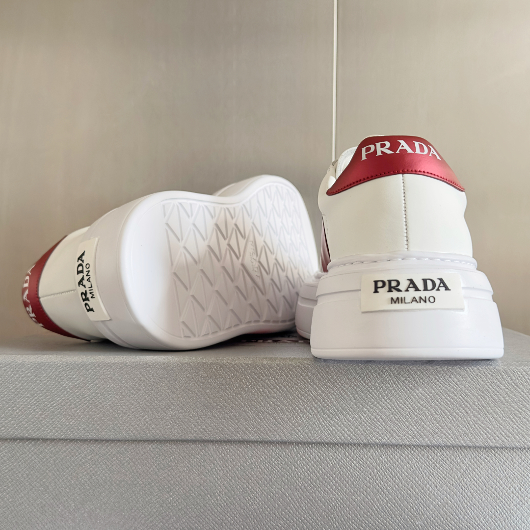 顶级版本：情侣款
Prada普拉达 最新 情侣款 三角标 厚底 休闲 小白鞋 运动鞋
原版购入开发 做货