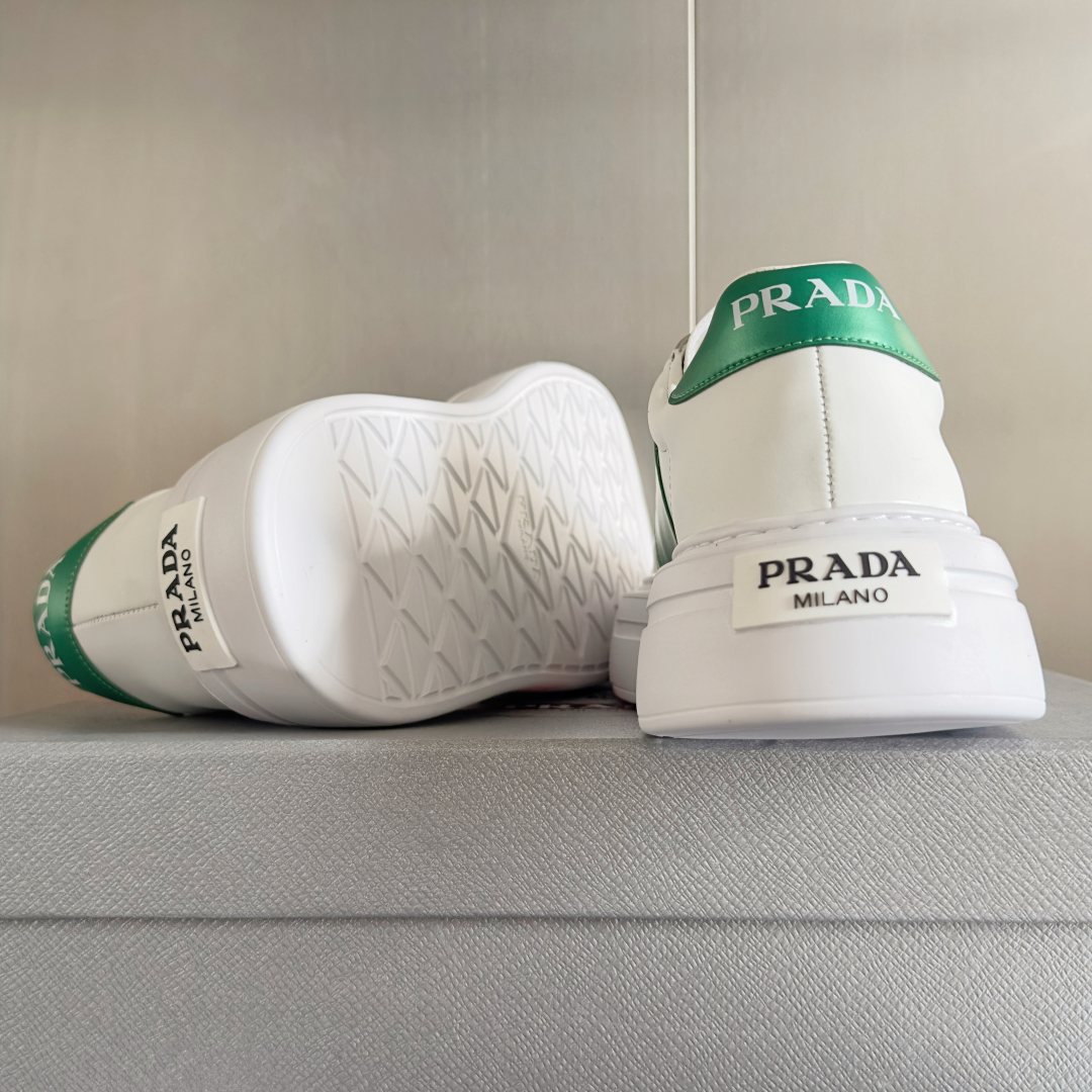 顶级版本：情侣款
Prada普拉达 最新 情侣款 三角标 厚底 休闲 小白鞋 运动鞋
原版购入开发 做货