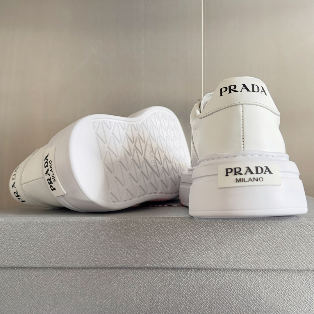顶级版本：情侣款
Prada普拉达 最新 情侣款 三角标 厚底 休闲 小白鞋 运动鞋
原版购入开发 做货