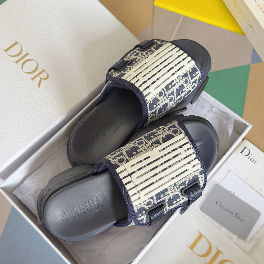 顶级版本：女款
Dior迪奥 最新D-Wander系列 厚底 魔术贴 凉鞋 拖鞋
这款 D-Wander