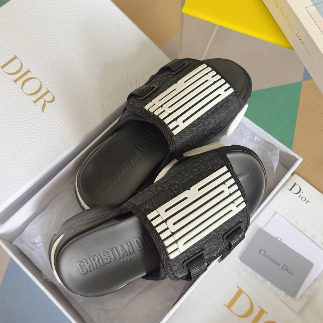 顶级版本：女款
Dior迪奥 最新D-Wander系列 厚底 魔术贴 凉鞋 拖鞋
这款 D-Wander