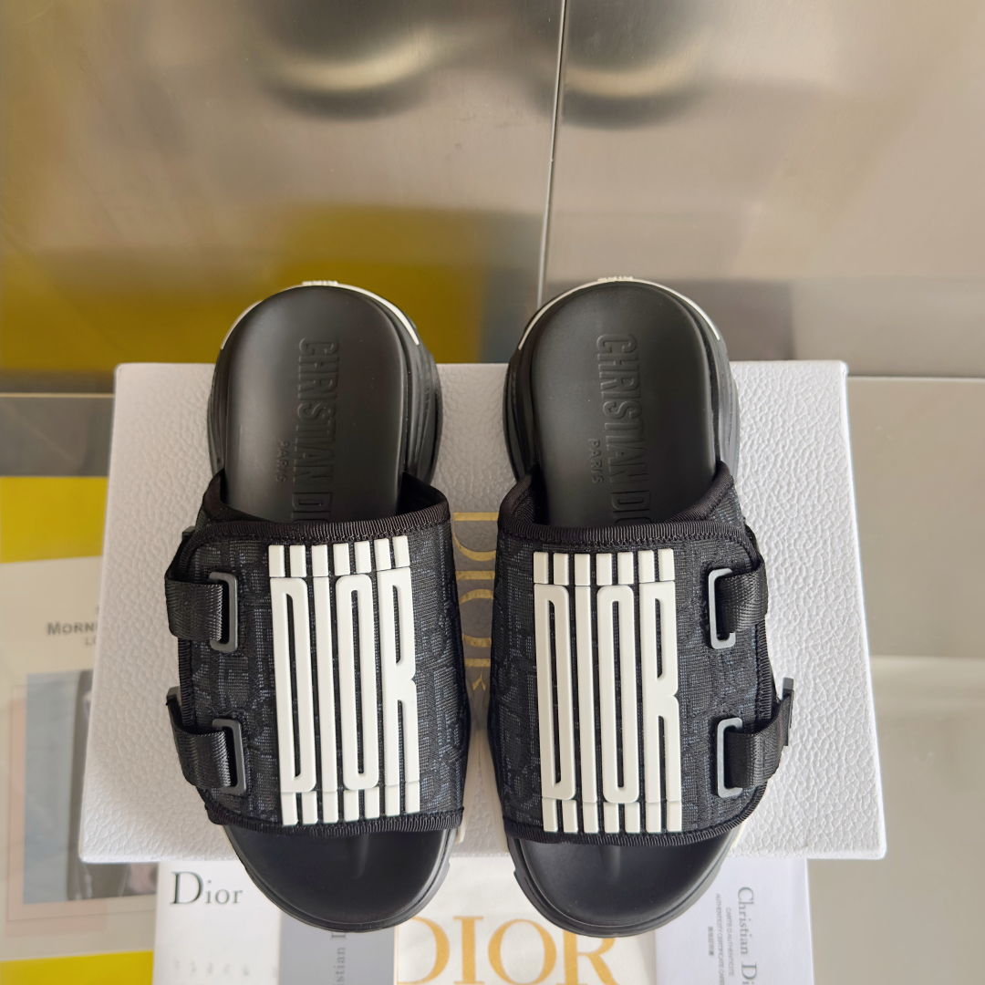 顶级版本：女款
Dior迪奥 最新D-Wander系列 厚底 魔术贴 凉鞋 拖鞋
这款 D-Wander