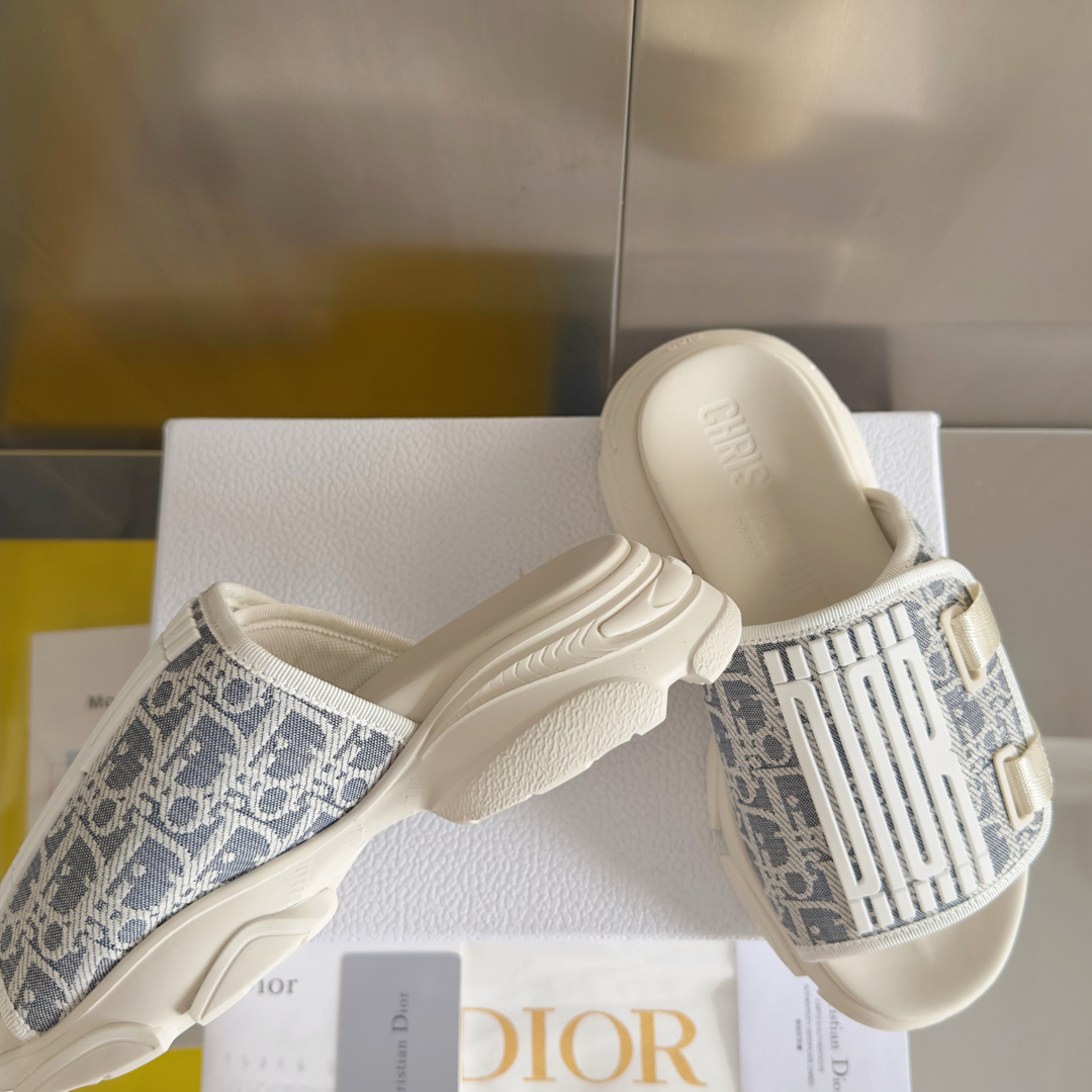 顶级版本：女款
Dior迪奥 最新D-Wander系列 厚底 魔术贴 凉鞋 拖鞋
这款 D-Wander