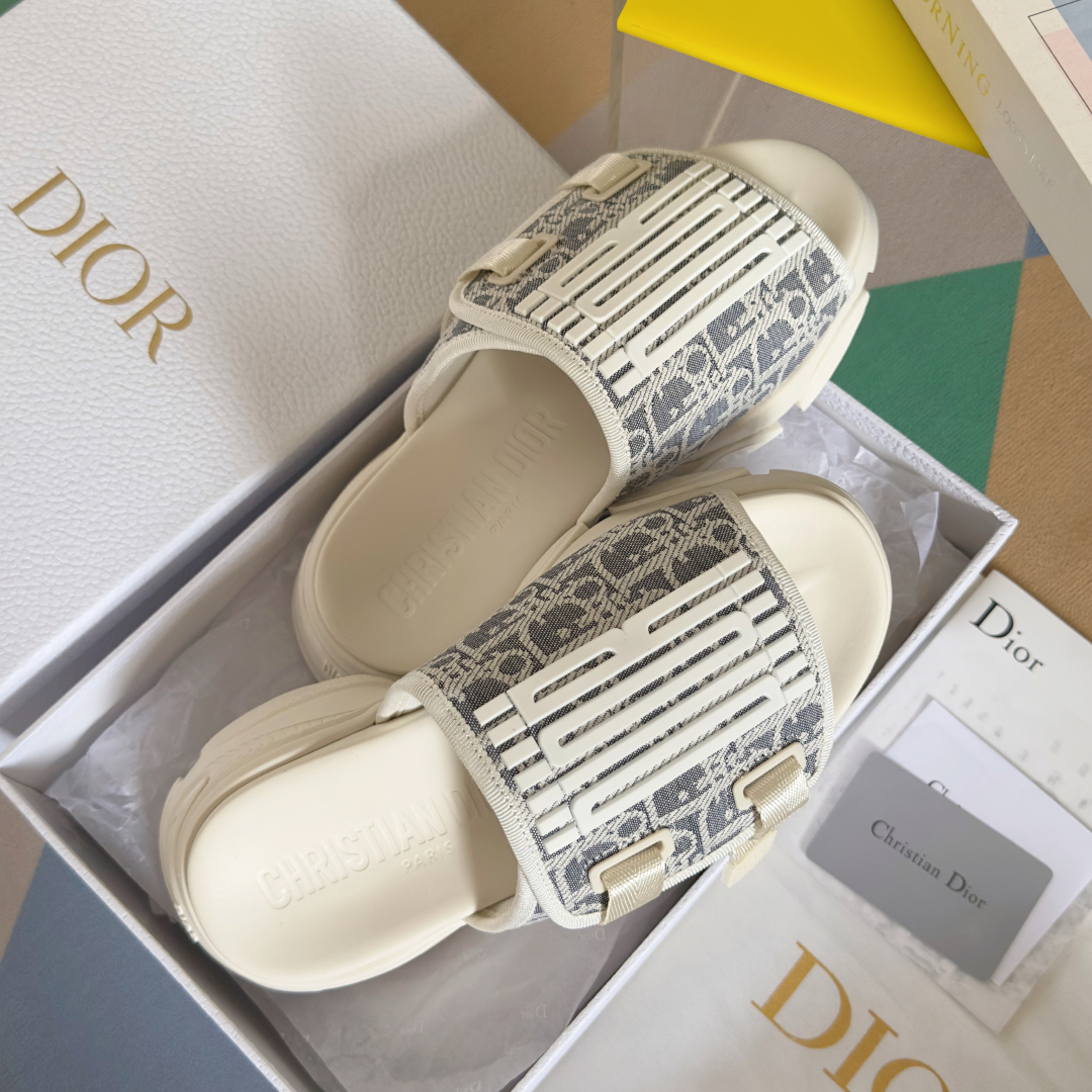 顶级版本：女款
Dior迪奥 最新D-Wander系列 厚底 魔术贴 凉鞋 拖鞋
这款 D-Wander
