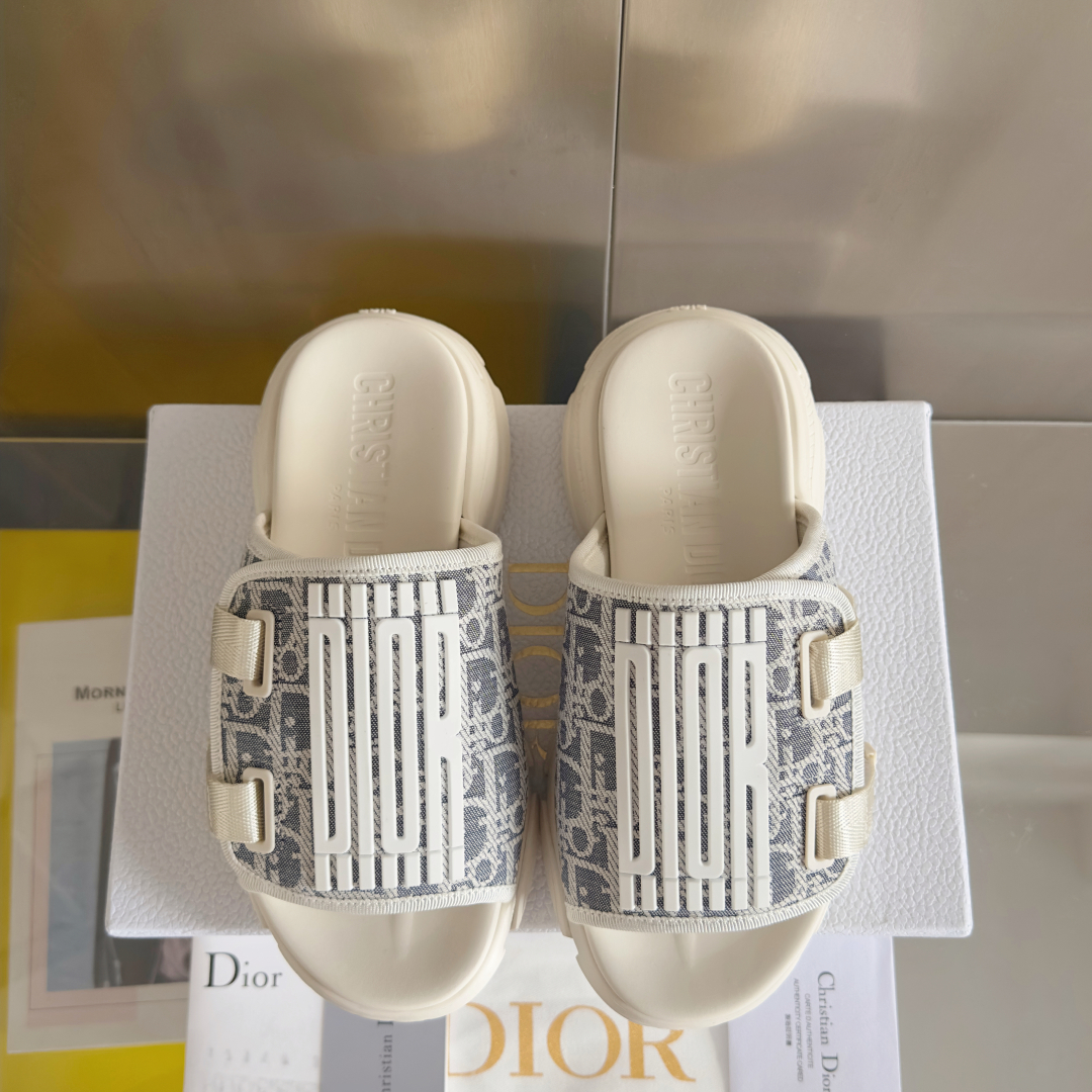 顶级版本：女款
Dior迪奥 最新D-Wander系列 厚底 魔术贴 凉鞋 拖鞋
这款 D-Wander