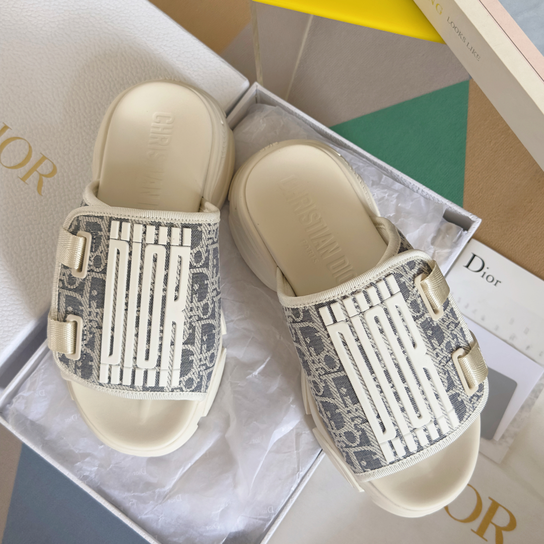 顶级版本：女款
Dior迪奥 最新D-Wander系列 厚底 魔术贴 凉鞋 拖鞋
这款 D-Wander