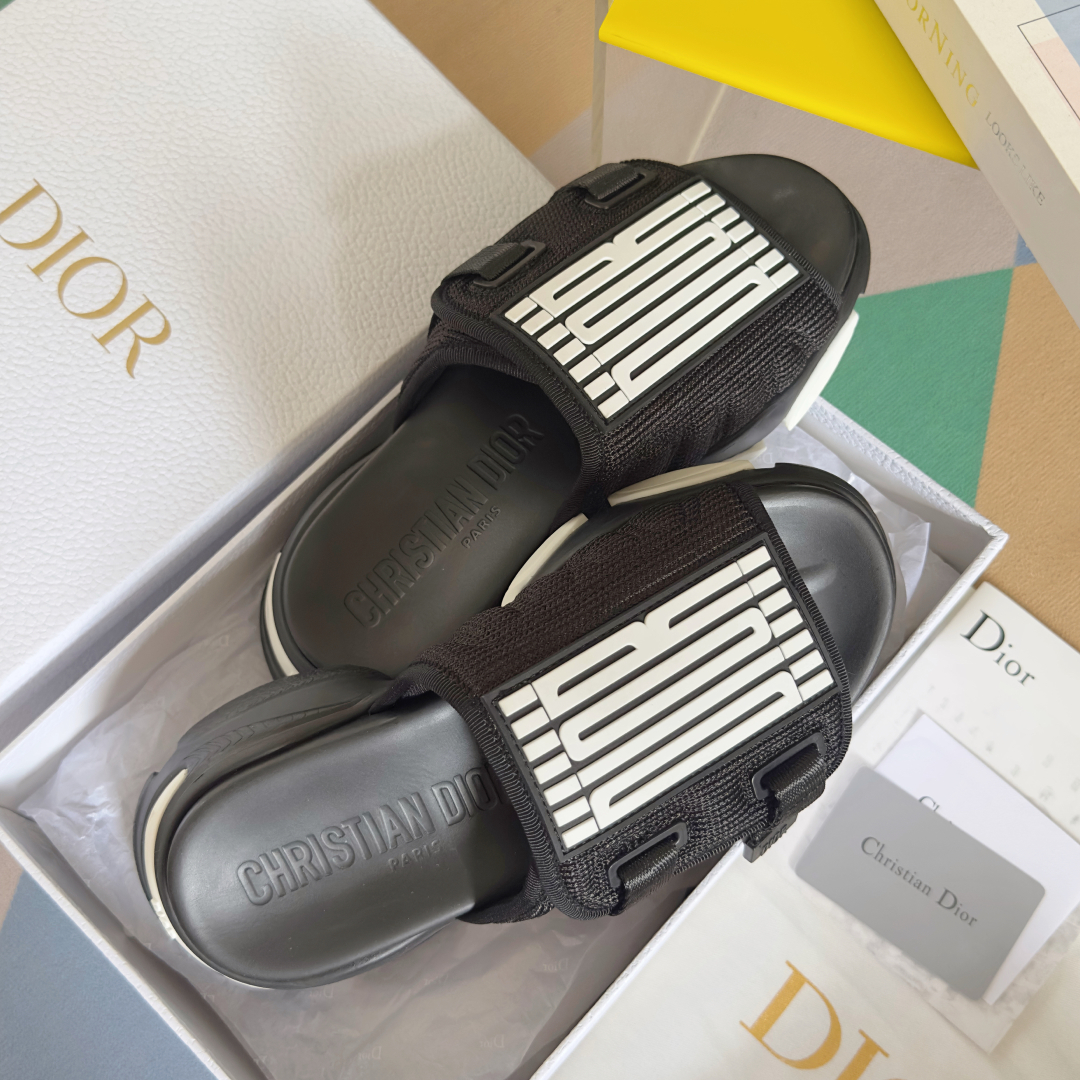 顶级版本：女款
Dior迪奥 最新D-Wander系列 厚底 魔术贴 凉鞋 拖鞋
这款 D-Wander
