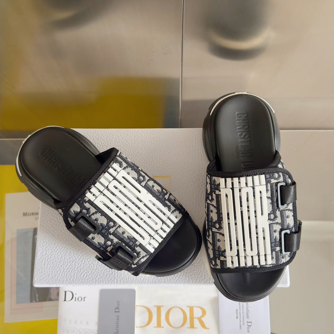 顶级版本：女款
Dior迪奥 最新D-Wander系列 厚底 魔术贴 凉鞋 拖鞋
这款 D-Wander