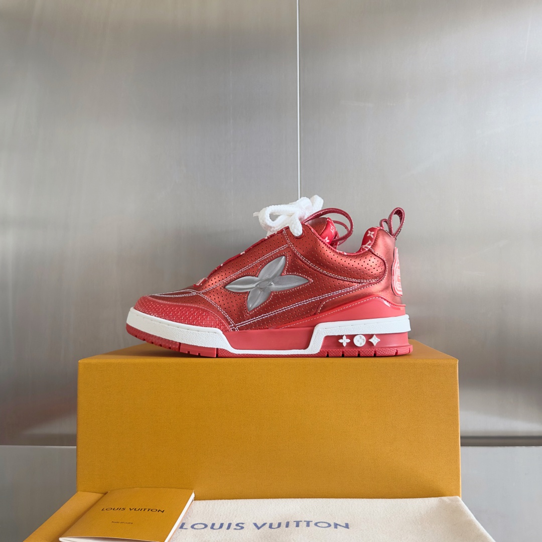 顶级版本：
LV驴牌L家SKATE 系列 最新配色 Tariner运动鞋 四叶草 滑板鞋 情侣款 复古篮