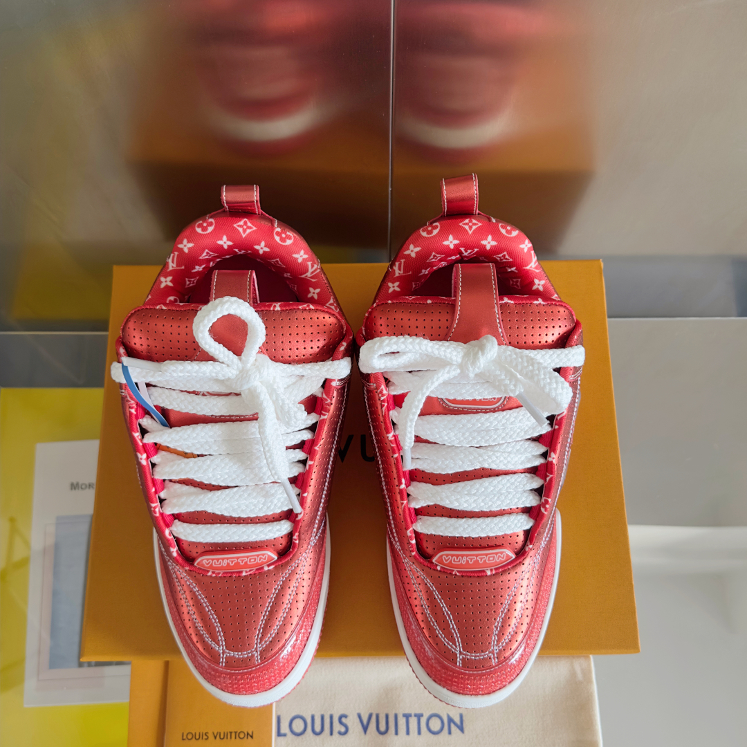 顶级版本：
LV驴牌L家SKATE 系列 最新配色 Tariner运动鞋 四叶草 滑板鞋 情侣款 复古篮