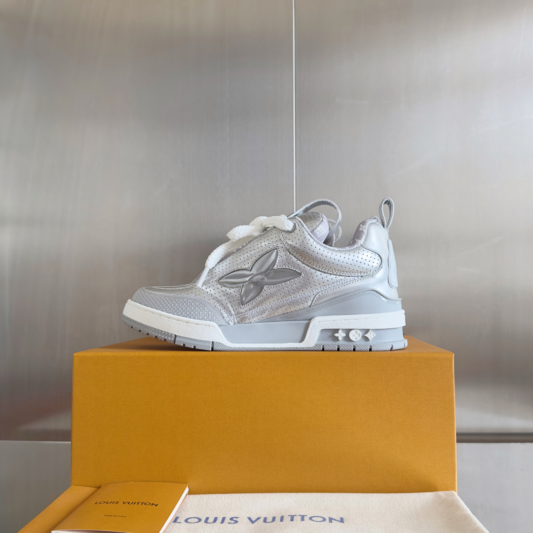 顶级版本：
LV驴牌L家SKATE 系列 最新配色 Tariner运动鞋 四叶草 滑板鞋 情侣款 复古篮