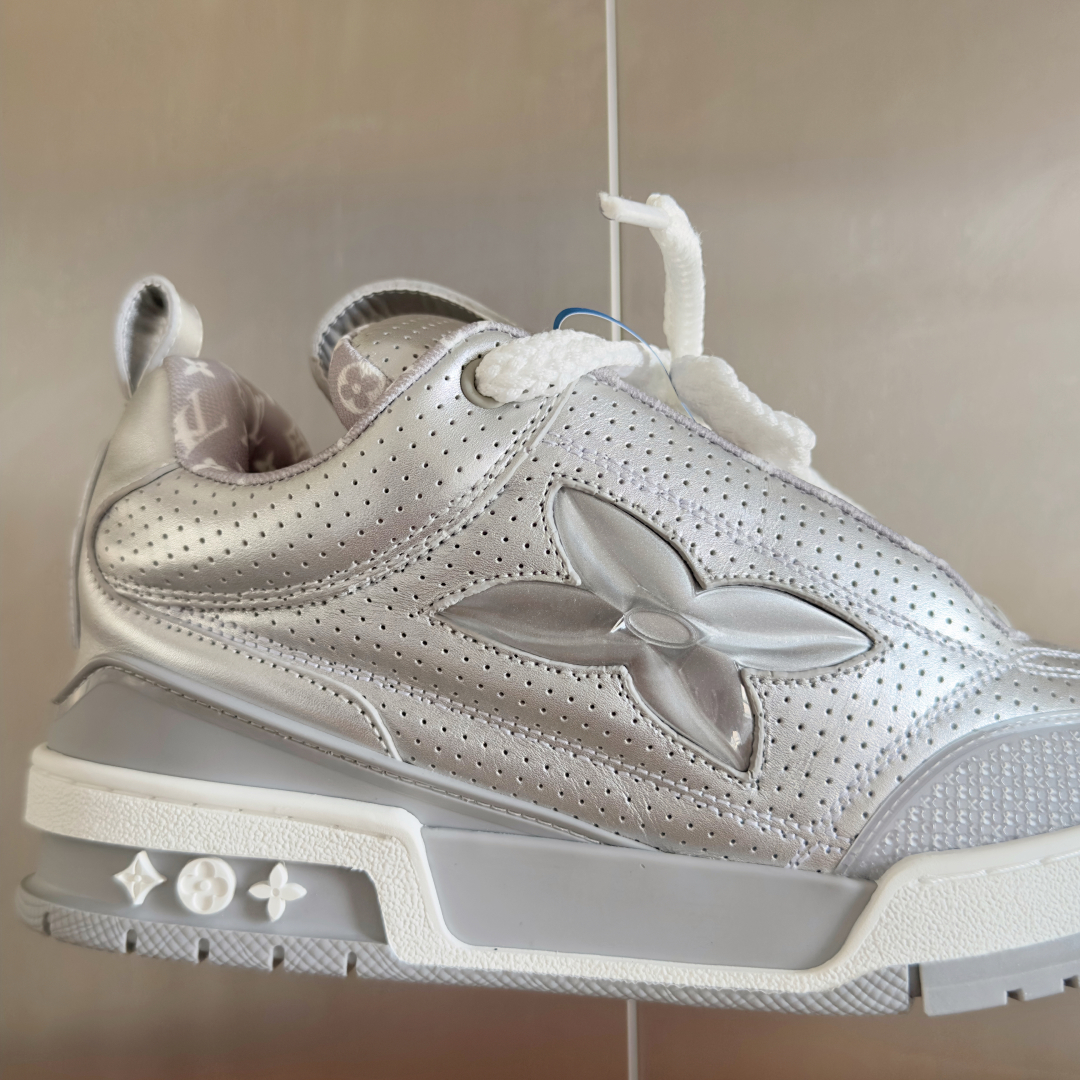 顶级版本：
LV驴牌L家SKATE 系列 最新配色 Tariner运动鞋 四叶草 滑板鞋 情侣款 复古篮
