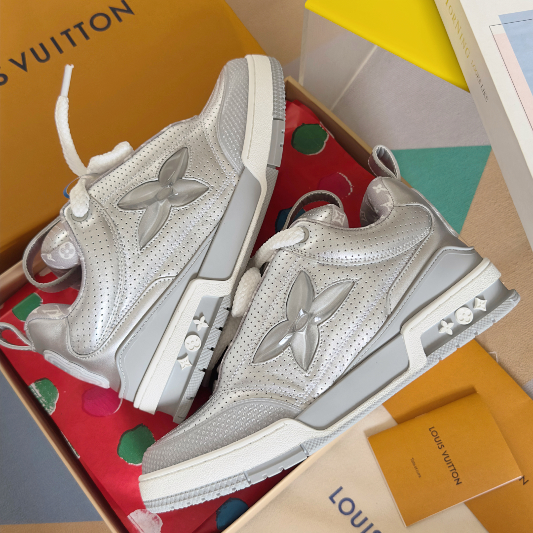 顶级版本：
LV驴牌L家SKATE 系列 最新配色 Tariner运动鞋 四叶草 滑板鞋 情侣款 复古篮