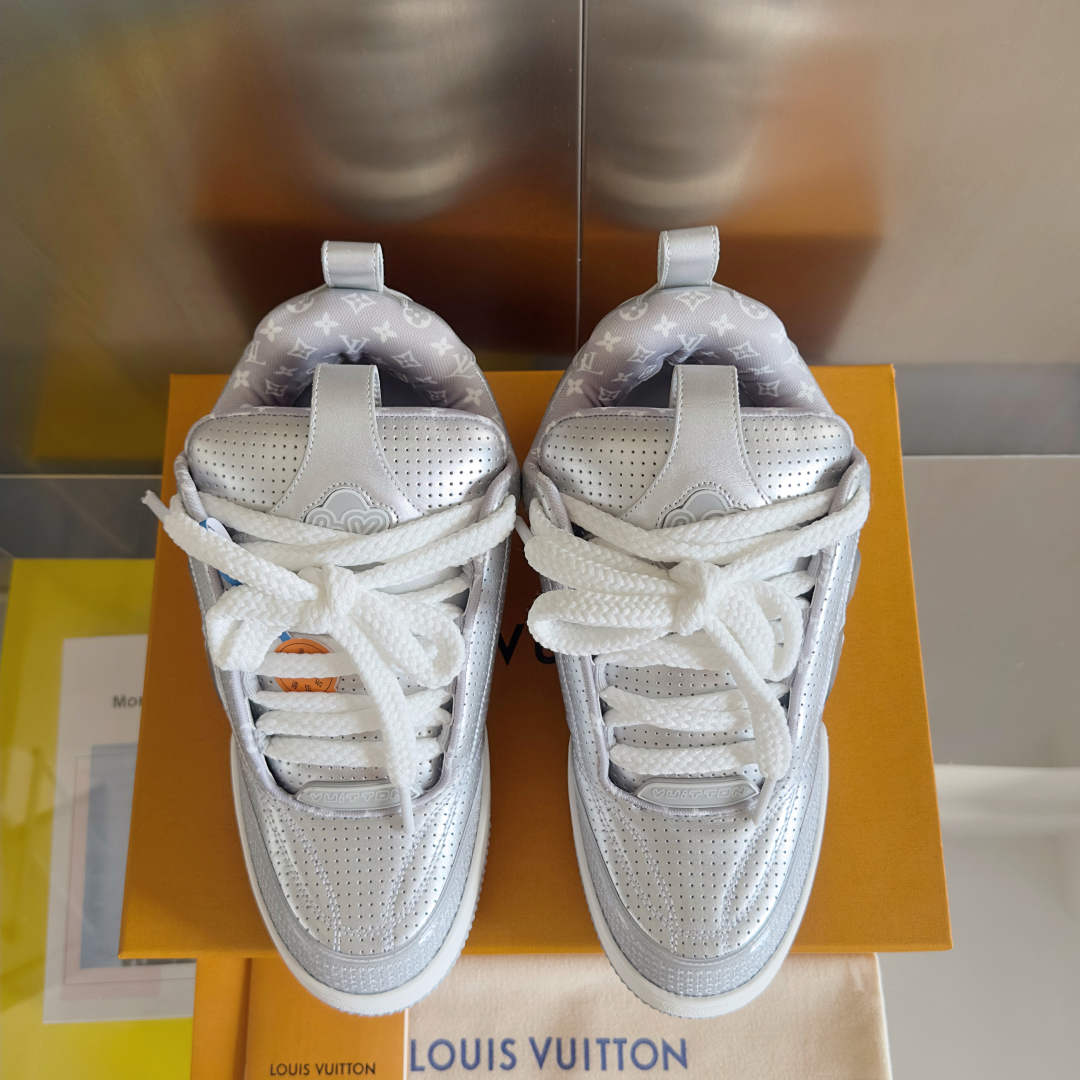 顶级版本：
LV驴牌L家SKATE 系列 最新配色 Tariner运动鞋 四叶草 滑板鞋 情侣款 复古篮
