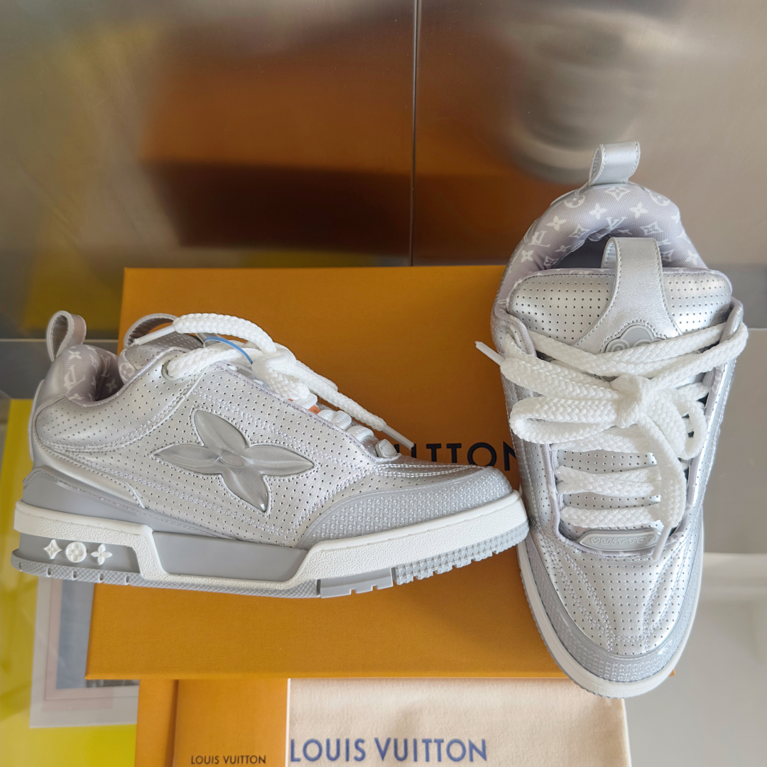 顶级版本：
LV驴牌L家SKATE 系列 最新配色 Tariner运动鞋 四叶草 滑板鞋 情侣款 复古篮
