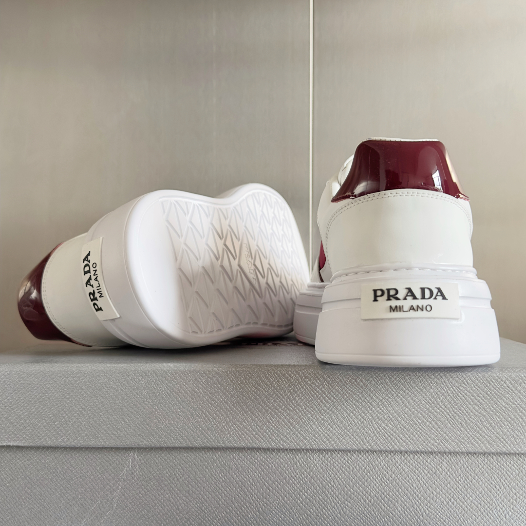 顶级版本：情侣款
Prada普拉达 最新 情侣款 三角标 厚底 休闲 小白鞋 运动鞋
原版购入开发 做货