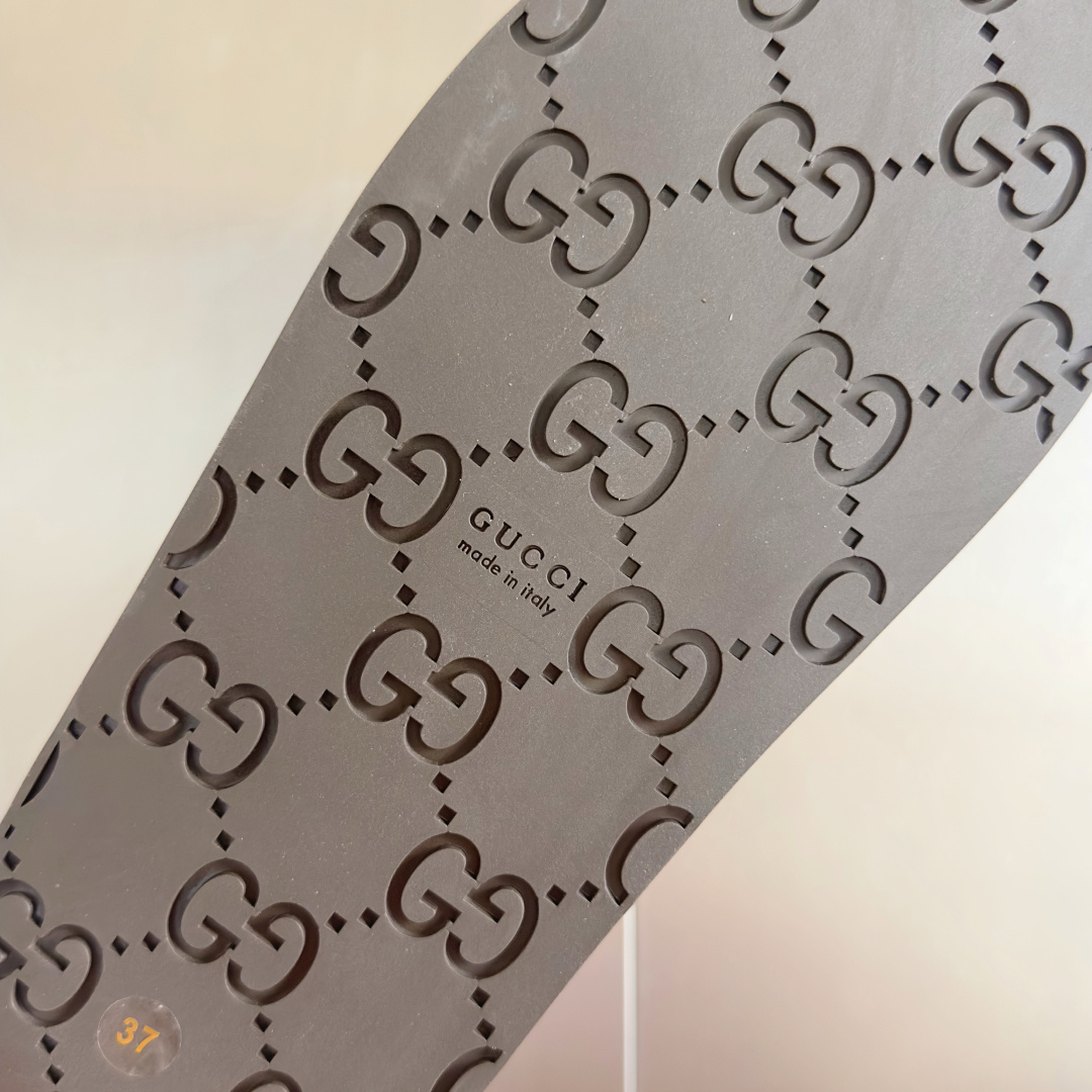 顶级版本:女款
Gucci古驰 最新Supreme系列 双G 马衔扣 包头 勃肯鞋 半拖鞋
原版购入开