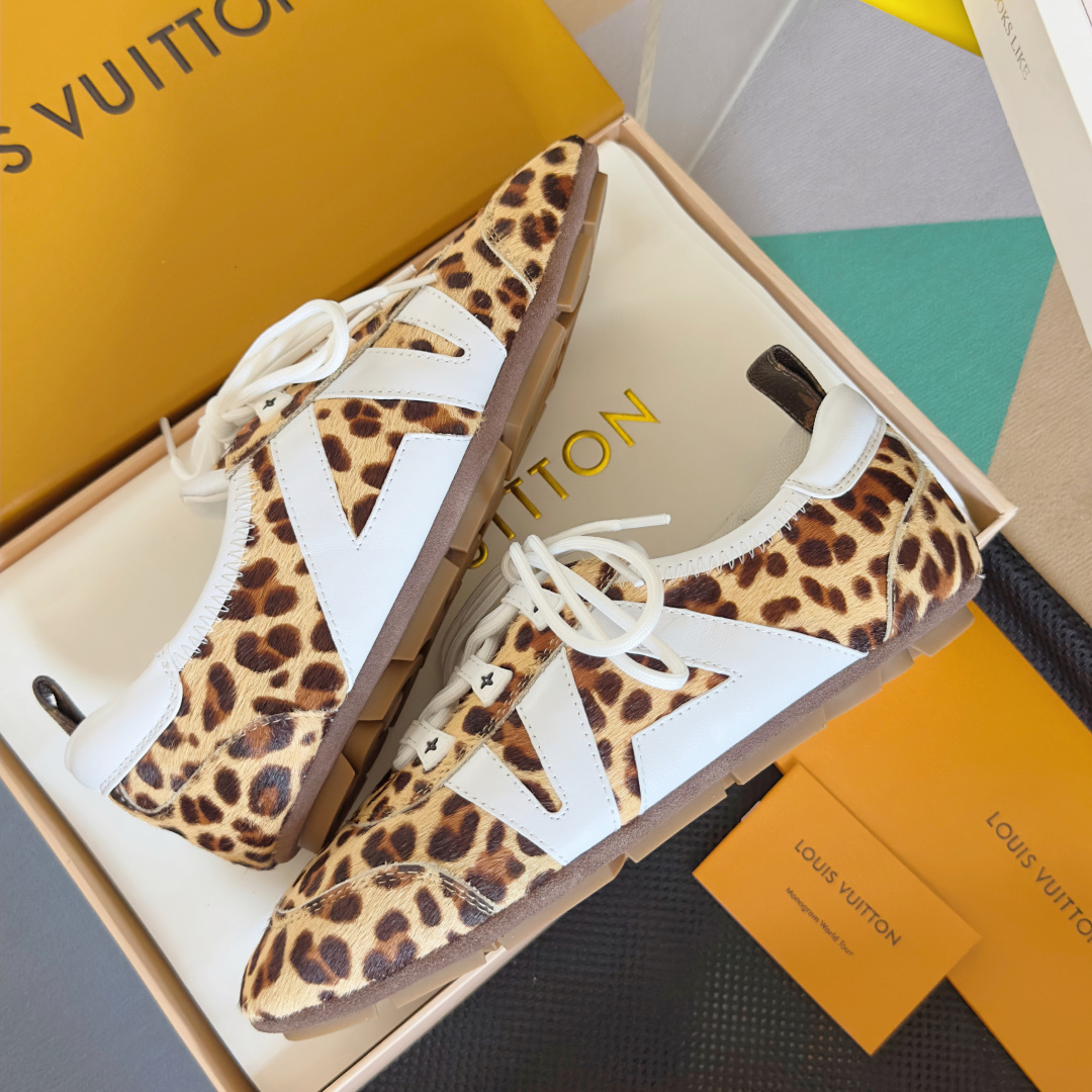 顶级版本:女款
LV路易威登 L家 驴牌 最新Sneakerina系列 情侣款 芭蕾运动鞋 德训鞋 休闲