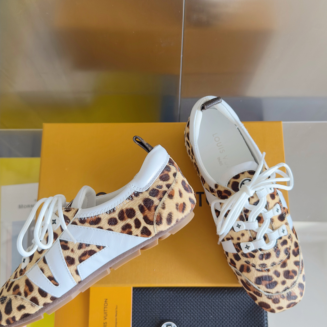 顶级版本:女款
LV路易威登 L家 驴牌 最新Sneakerina系列 情侣款 芭蕾运动鞋 德训鞋 休闲