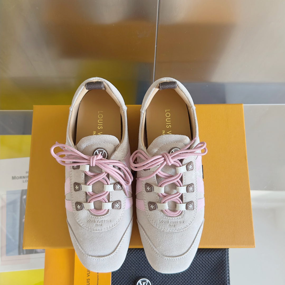 顶级版本:女款
LV路易威登 L家 驴牌 最新Sneakerina系列 情侣款 芭蕾运动鞋 德训鞋 休闲