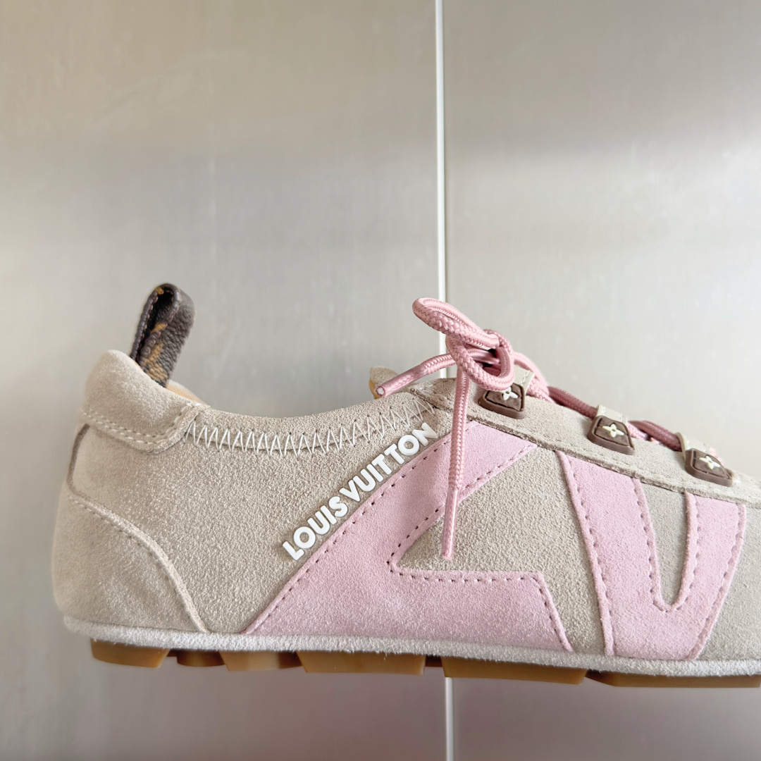 顶级版本:女款
LV路易威登 L家 驴牌 最新Sneakerina系列 情侣款 芭蕾运动鞋 德训鞋 休闲